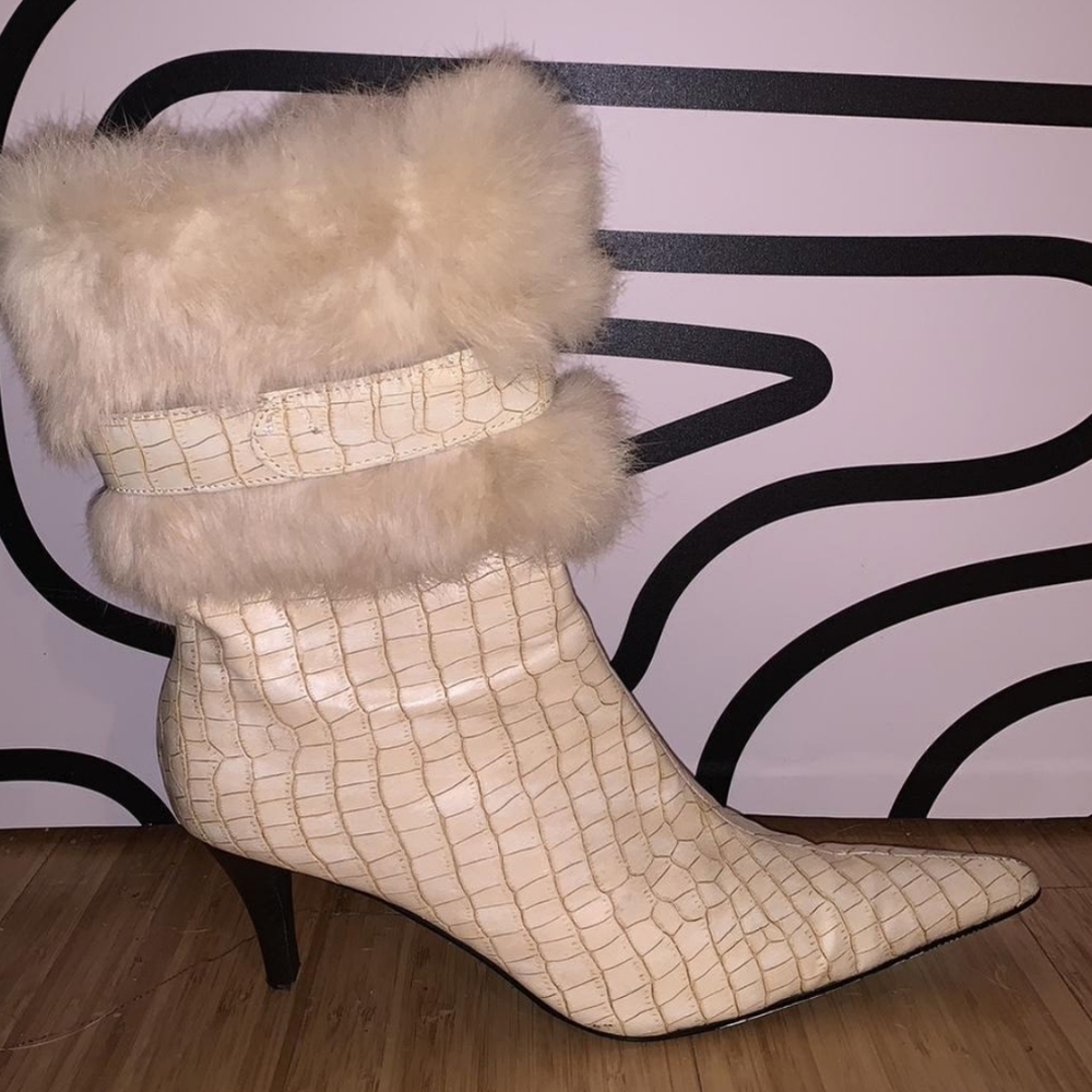 White Beige Wild Rose Snake Print Winter Faux Fur Winter Shoes Boots US 7 🤍🤍🤍